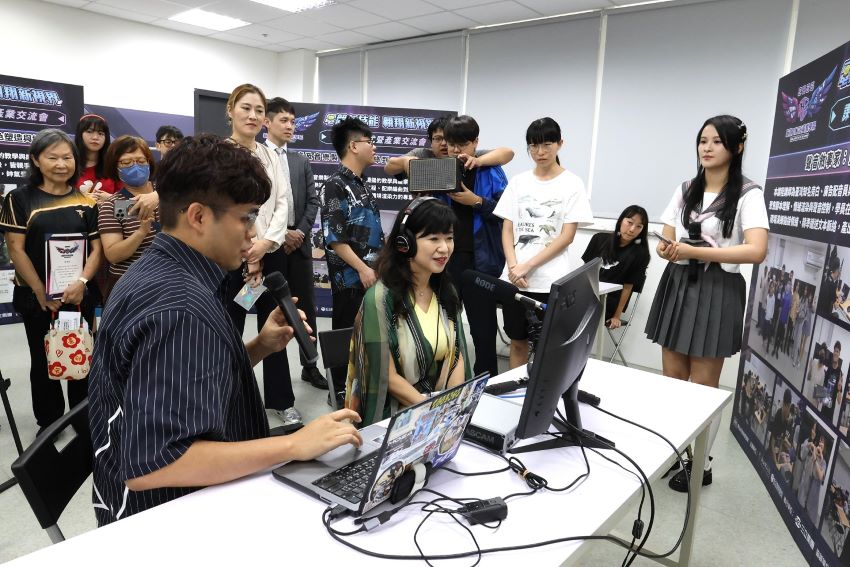 《圖說》盛筱蓉局長參觀學員成果展示，聆聽作品創作理念及課程學習成果，鼓勵學員將所學專業投入未來創作與職涯發展。〈經發局提供〉