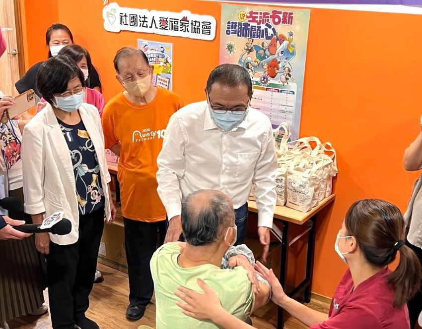 《圖說》侯友宜市長至新板愛活樂園日照中心關心長者疫苗接種。〈衛生局提供〉