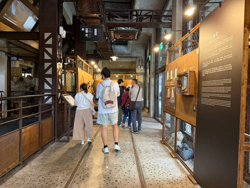 《圖說》民眾走進瑞三鑛業整煤廠參觀，體驗昔日礦業風華。〈觀旅局提供〉
