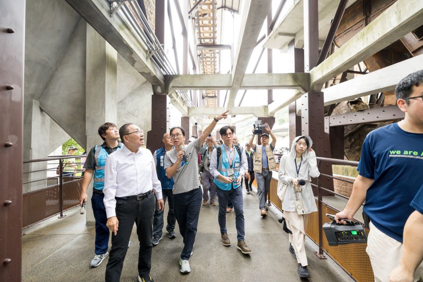 《圖說》觀旅局長楊宗珉〈左二〉導覽整煤廠，為市長侯友宜說明猴硐礦業發展軌跡。〈觀旅局提供〉