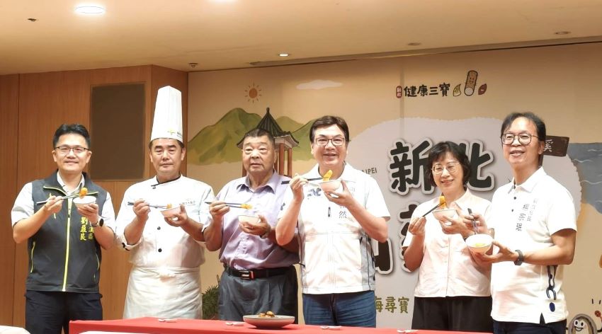 《圖說》品嘗現場烹飪在地新鮮食材。〈記者葉柏成攝〉