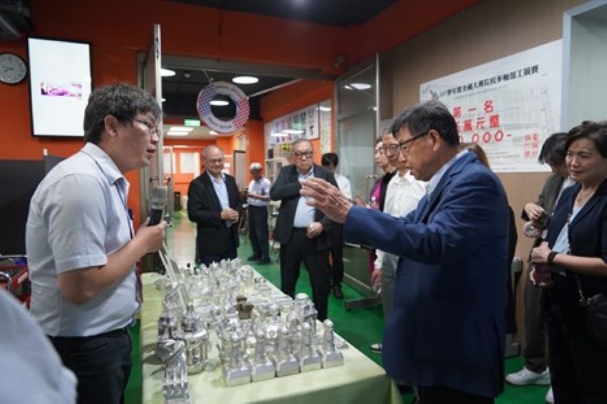 《圖說》參訪貴賓一行實地參訪龍華科大多項重要教學與研發場域，看到產學合作與學生實作成果特別讚賞並進行互動交流。〈龍華科大提供〉