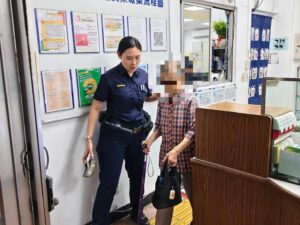 9旬長者街頭迷途 文二暖警伸援護送返家 4 1791336362890