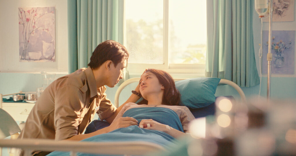 《驚天劫機》本周四震撼上映 觀眾口碑盛讚!神反轉無尿點狂飆96%壓倒性高分 5 %E5%87%B1%E8%92%82%E9%98%AE%E5%8F%B3%E8%88%87%E9%99%B3%E7%8E%89%E9%BB%83%E5%9C%A8%E7%89%87%E4%B8%AD%E9%A3%BE%E6%BC%94%E5%85%B1%E6%82%A3%E9%9B%A3%E7%9A%84%E5%A4%AB%E5%A6%BB