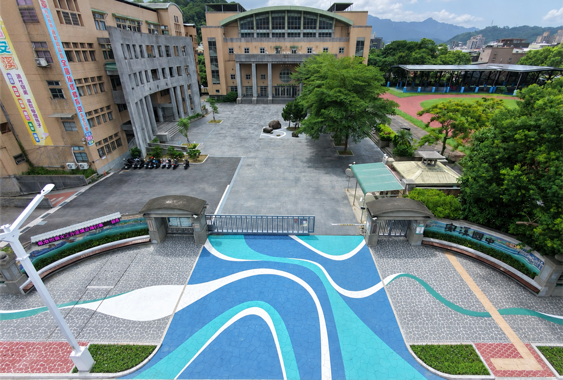 通學廊道8年達標100校 侯:下一步串聯社區人行網 13 《圖說》三峽區安溪國中周邊人行環境,透過陸橋拆除、設施整併等方式優化通學環境,也是新北8年完成第100校的通學廊道,並融入三峽「陶板、溪流」意象,充滿在地特色。〈工務局提供〉