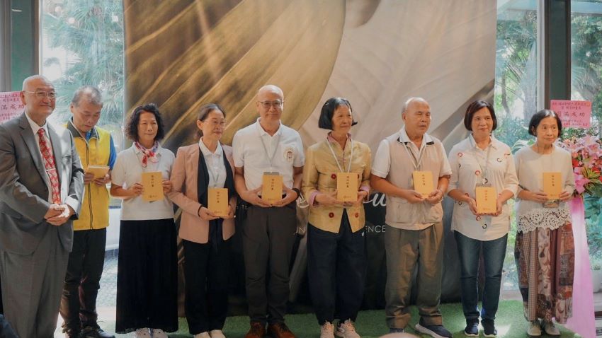 覺行寺福田計畫六週年感恩會 證達上人勉勵弘法利生 27 《圖說》覺行佛教協會鄭孟豪會長(左)授證表揚長期發心護持的福田委員。〈覺行佛教協會提供〉