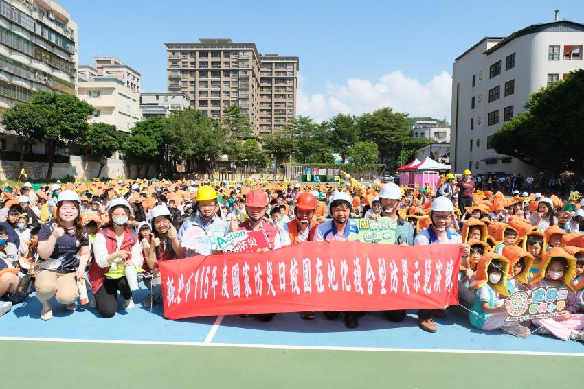 校園遇震災怎麼辦?新北模擬坍塌火災 跨縣市共學防災 12 《圖說》建國國小師生示範觀摩演練合照。〈教育局提供〉