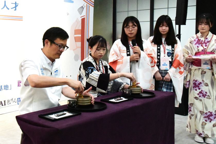 科技實作結合日語情境 鶯歌工商兩大專業場域啟用 8 《圖說》鶯歌工商應用日語科同學偕同局長共同體驗日本抹茶文化。〈教育局提供〉
