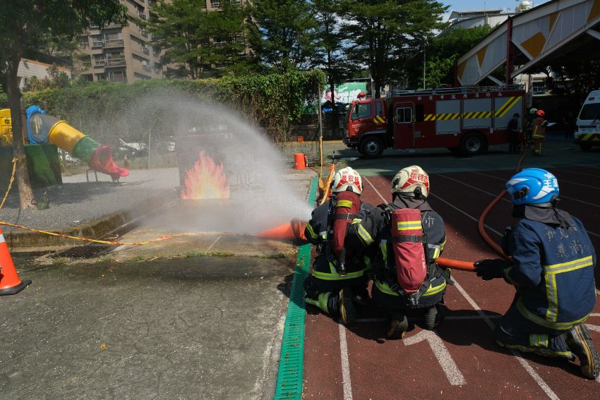 校園遇震災怎麼辦?新北模擬坍塌火災 跨縣市共學防災 13 《圖說》學校模擬失火情境並由消防隊員協助滅火。〈教育局提供〉