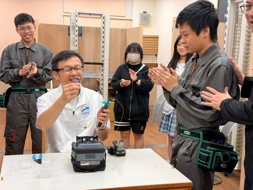 科技實作結合日語情境 鶯歌工商兩大專業場域啟用 7 《圖說》張明文局長赴鶯歌工商為領航智網金手基地揭牌,並體驗光纖熔接。〈教育局提供〉