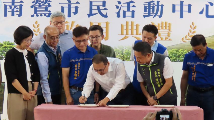 結合公園綠意 南鶯市民活動中心啟用串聯陶博、美術館 21 《圖說》侯友宜並特別在鶯歌燒啟用紀念盤簽名,永久留存南鶯市民活動中心啟用。〈民政局提供〉