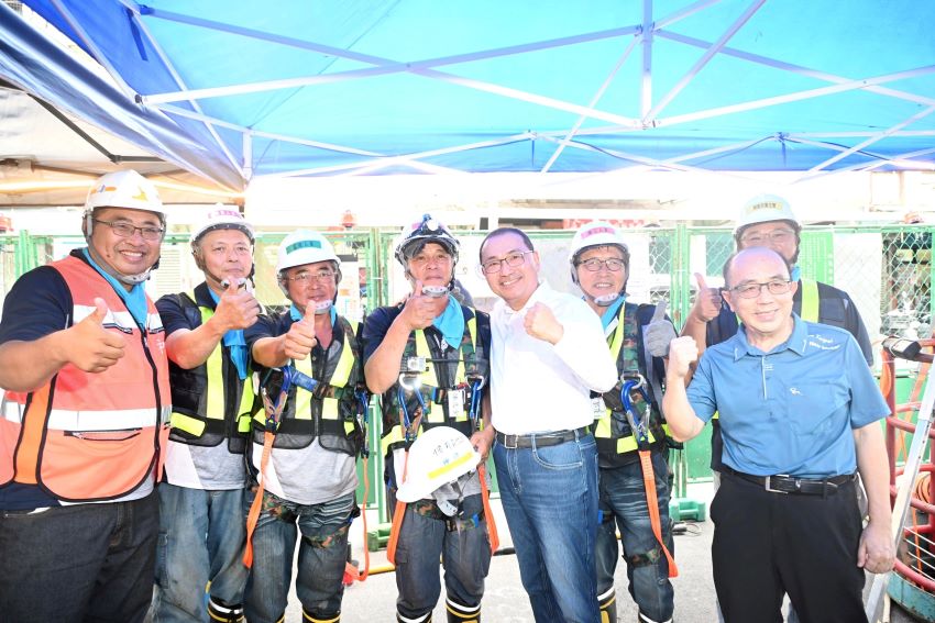 污水接管130萬戶提前達標 新北下一步拚140萬戶 19 《圖說》侯友宜市長與「地下忍者龜」施工團隊合影,右為水利局長宋德仁。〈水利局提供〉