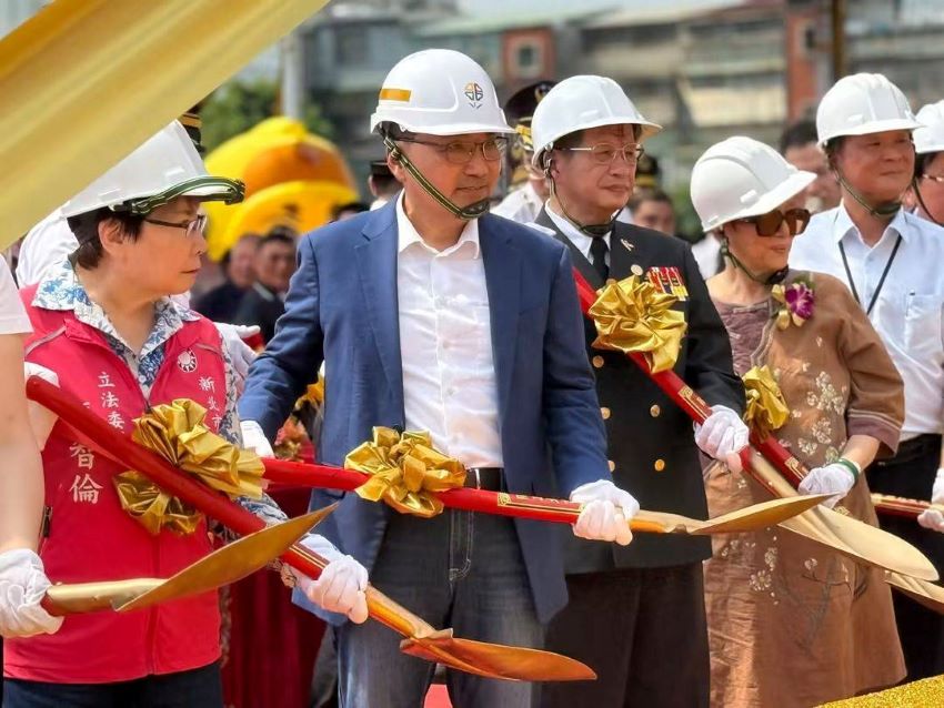 新北警消同步進階守護中和 秀山分隊動土、中和分局新廈啟動 5 《圖說》消防局秀山分隊興建工程動土典禮,市長侯友宜、消防局長陳崇岳〈右〉等人一起動土。〈消防局提供〉