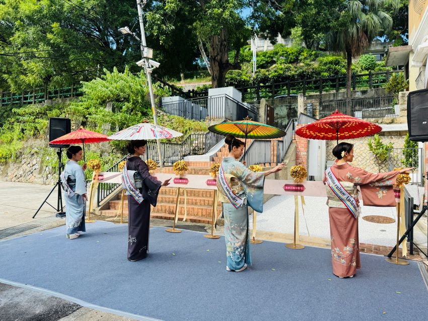 淡水再添古蹟新亮點 日商中野宅今開館「全年免費」 24 《圖說》日本石川和服文化大使特別前來祝賀「淡水日商中野宅」開幕,並以金澤和傘的展演感謝臺灣捐款的善心。〈淡古提供〉