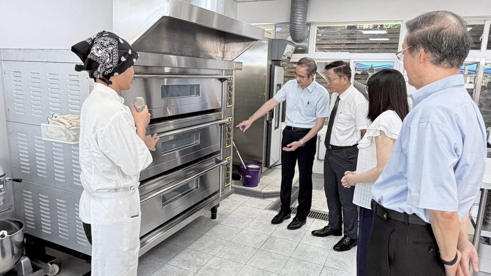 父女兩代「王老師」情牽嶺東科大 250萬打造烘焙教室 16 %E7%94%B1%E8%A7%80%E5%85%89%E7%B3%BB%E5%AD%B8%E7%94%9F%E7%82%BA%E5%B8%AB%E9%95%B7%E5%B0%8E%E8%A6%BD%E4%BB%8B%E7%B4%B9%E7%83%98%E7%84%99%E6%95%99%E5%AE%A4%E8%A8%AD%E5%82%99