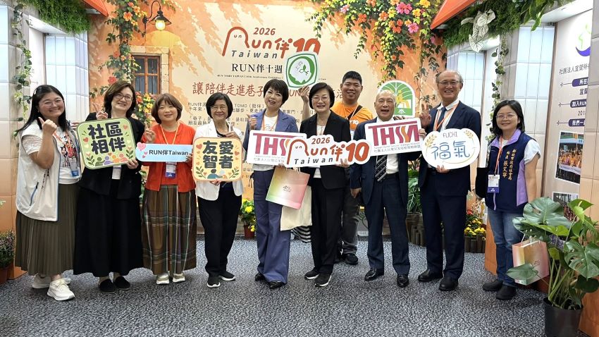 新北銀髮俱樂部先修班獲城市照顧典範首獎 蕭美琴頒獎肯定 5 《圖說》新北市府副秘書長龔雅雯(中)到新北市的據點攤位鼓勵 左四為衛生局長陳潤秋 右四為社會局長李美珍,左二衛生局長照處長林惠萍。〈社會局提供〉