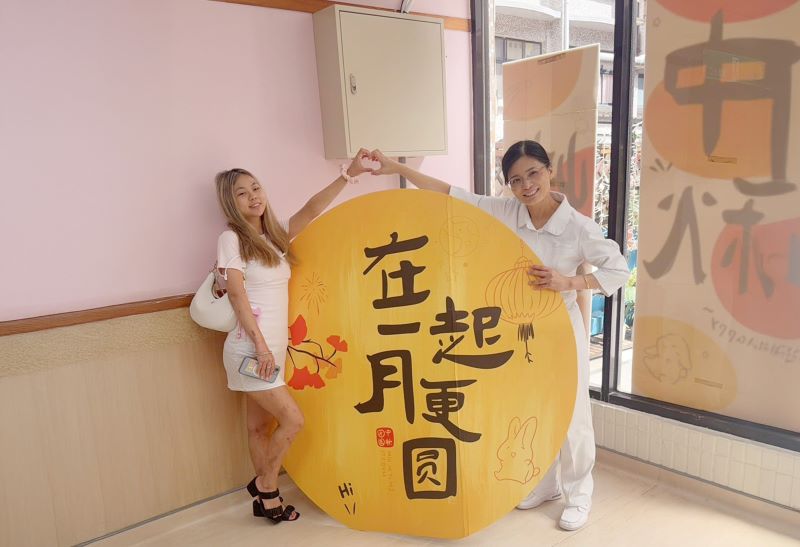20年前被醫院抱在懷裡 澳洲女孩返臺尋根「謝謝有你們」 16 《圖說》中秋期間,Emily(左)遠從澳洲來臺,在李景如護理長(右)陪同下,親眼看看出生的地方與童年環境。〈臺北醫院提供〉