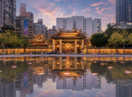 新「艋舺公園」開箱! 直達龍山寺最美中軸線 14 %E9%8F%A1%E9%9D%A2%E6%B0%B4%E6%B1%A0%E5%80%92%E6%98%A0%E9%BE%8D%E5%B1%B1%E5%AF%BA%E4%B9%8B%E7%BE%8E